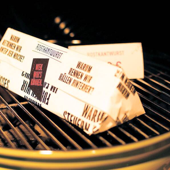 Foto eingeschlagener Rostkantwürste in Papier, Projekt Rostkantwurst