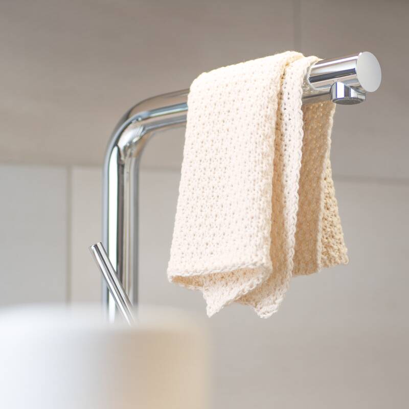 Produktretusche eines gestrickten Wischtuchs von Sonnenstrick an einem Wasserhahn hängend