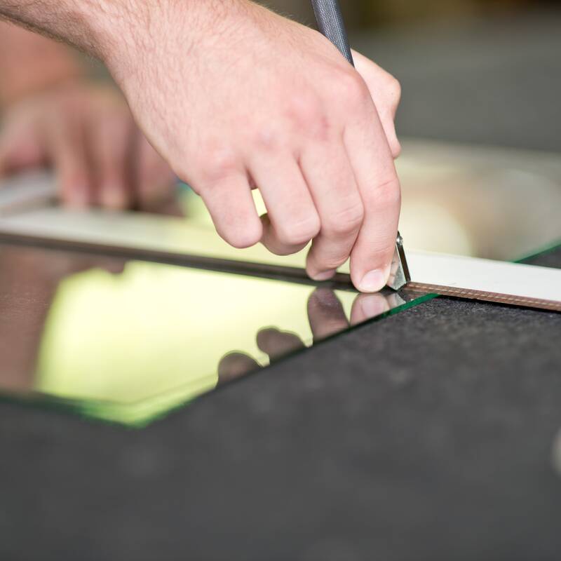 Fotodetail Schneiden einer Glasscheibe. Fotoreportage für Fensterbau Glaserei Vosseler