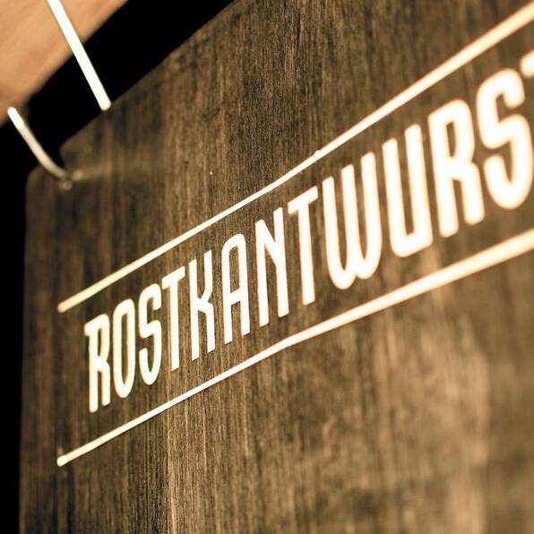 Fotodetail Holzschild, Projekt Rostkantwurst