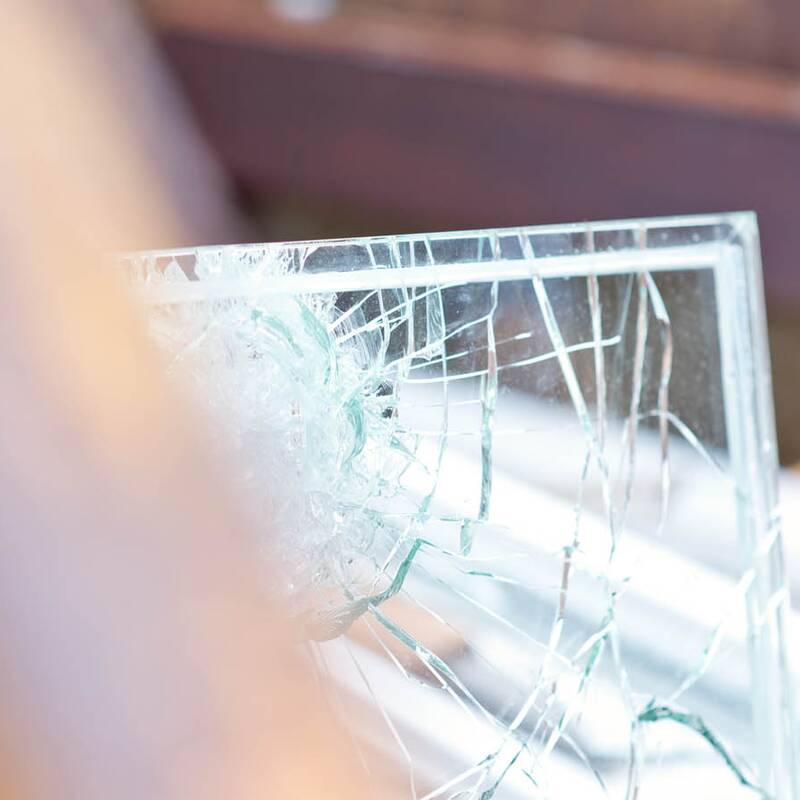 Fotodetail Altglascontainer mit gesprungener Scheibe. Fotoreportage für Fensterbau Glaserei Vosseler