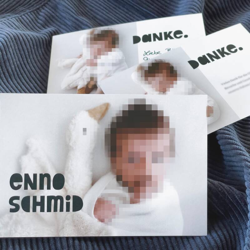 Foto der Dankeskarten zur Geburt, gestetzt in der Schrift Enno Extrabold
